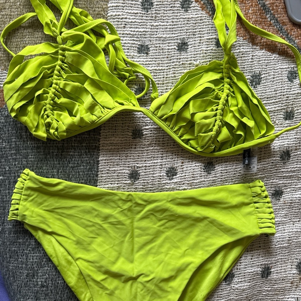 🌸 Spring Sale 🌸 Kendall + Kylie Vibrant Green Bikini Set